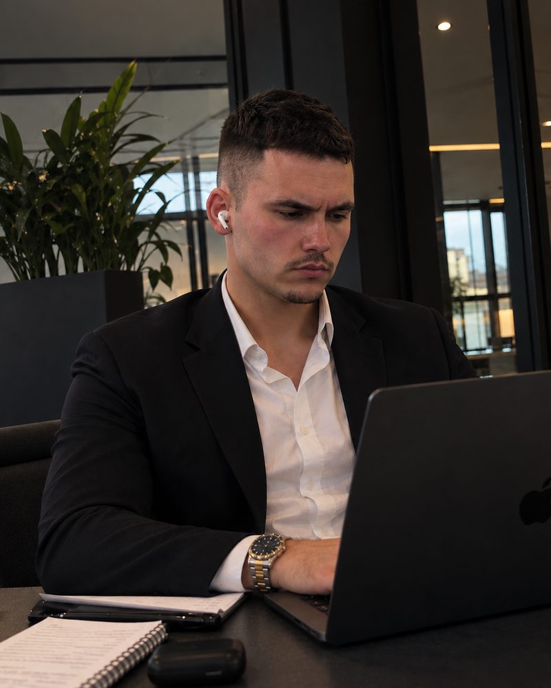 Luca Schneider, Inhaber von PZLS Events, am Laptop